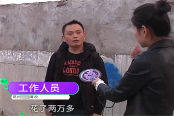 大姐练车：一脚油门将车撞报废，不只教练离职，驾校还赔钱！